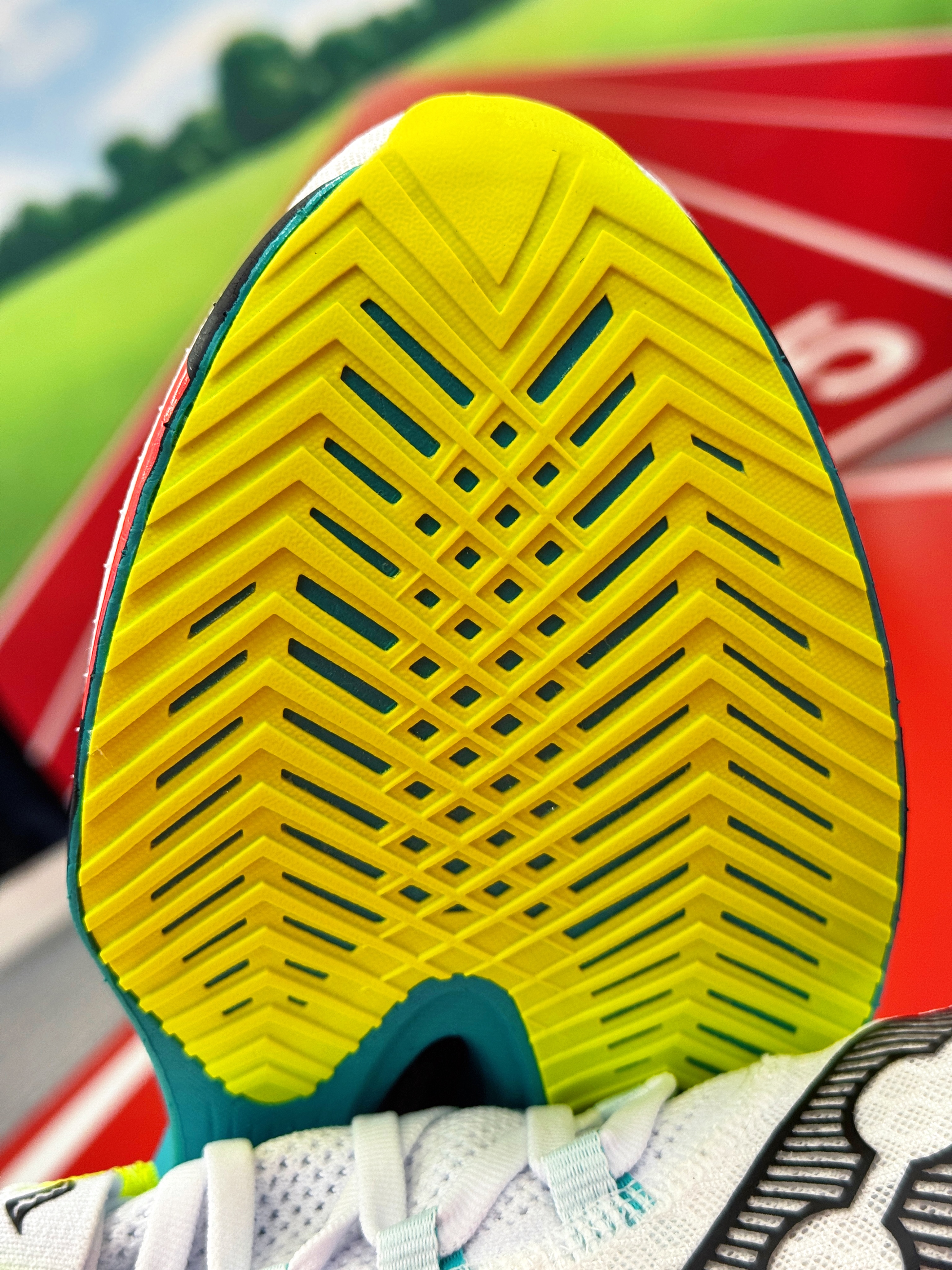 Saucony Endorphin Pro 4 pánské závodní boty s karbonovou deskou pohled 2